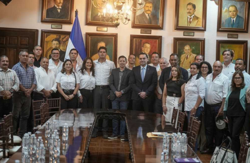 Presidente del Congreso Nacional recibe solicitudes de desarrollo para El Paraíso vcc2