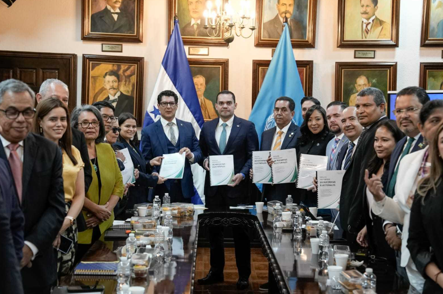 Sociedad civil entrega al Legislativo nueva propuesta de reformas electorales cdms 02